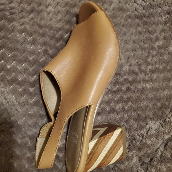 Shoe - Picture 4 of 10